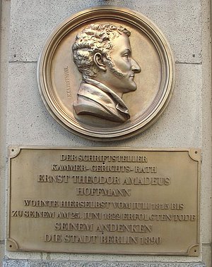 Gedenktafel mit einem Portrait E.T.A. Hoffmanns und einer unterhalb befestigten Inschrift.