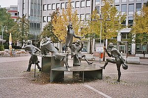 Der von Karl Ulrich Nuss im Jahre 1986 gestaltete Brunnen nimmt Bezug auf die Prüfungsszene aus Carl Anton Kortums Jobsiade.Die Figurengruppe besteht aus fünf Personen: Dem selbstbewussten aber höchst ahnungslosen