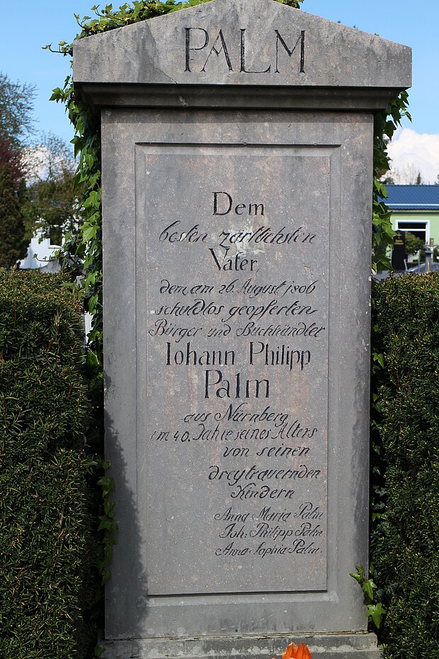 Inschrift auf dem Grabstein Johann Philipp Palms in Braunau am Inn