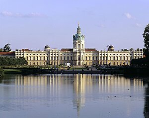 Alter und neuer Flügel des Schlosses Charlottenburg © SPSG