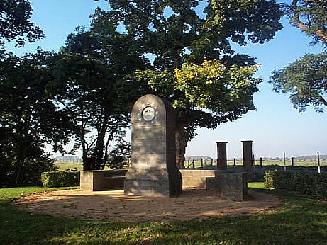 Das Denkmal für die 17jährige Johanna Sebus, die im Jahre 1809 bei dem Hochwasser in Brienen ums Leben kam, in Kleve-Wardhausen
