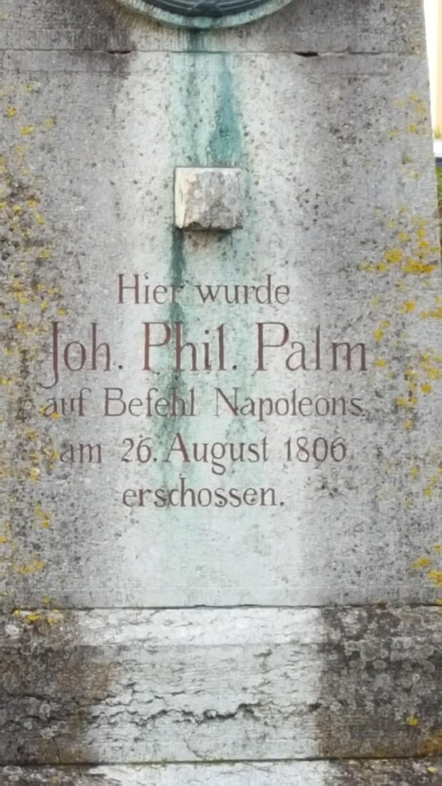 Inschrift »Hier wurde Joh. Phil. Palm auf Befehl Napoleons am 26. August 1806 erschossen.« am Denkmal an der Richtstätte