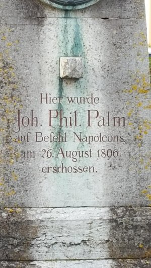 Inschrift »Hier wurde Joh. Phil. Palm auf Befehl Napoleons am 26. August 1806 erschossen.« an Obelisken des Palm-Denkmals an der Richtstätte.