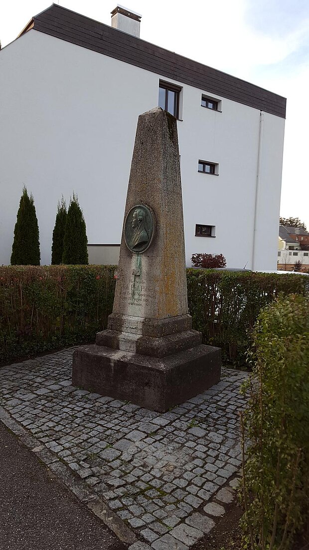 Seitliche Ansicht des Denkmals an der Richtstätte Johann Philipp Palms, mit Medaillon und Inschrift