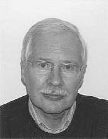 Prof. Dr. Gert Pinkernell war von 1976 bis 2006 Professor für Romanistik an der Bergischen Universität zu Wuppertal und verfasst nun Artikel zur französischen Literatur für Wikipedia.