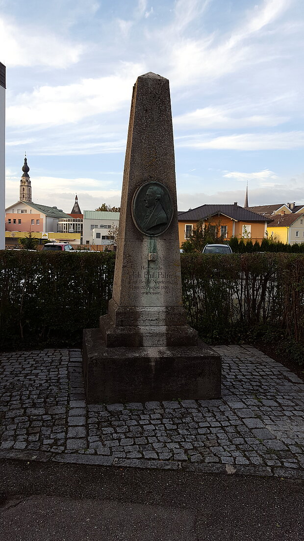 Das Denkmal an der Richtstätte Johann Philipp Palms, ein Obelisk mit einen Portraitmedaillon sowie einer Inschrift.
