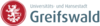 Logo der Universitäts- und Hansestadt Greifswald: Ein kreisförmiges Emblem mit einem roten Hintergrund, auf dem ein weißer, stilisierter Greif abgebildet ist. Der Greif steht aufrecht und zeigt in einer dynamischen Pose. Rechts neben dem Kreis befindet sich der Schriftzug 'Universitäts- und Hansestadt' in dunkelgrauer, moderner Schrift, darunter der größere Text 'Greifswald' in derselben Farbe, aber fetter hervorgehoben.