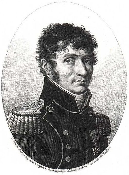 Étienne Louis Malus (1775-1812) war ein französischer Mathematiker und Physiker, der Napoléon als Ingenieuroffizier nach Ägypten begleitete. Er war Mitglied des Kairo Instituts und der Akademie der Wissenschaften. Er fand heraus, das die Intensität d
