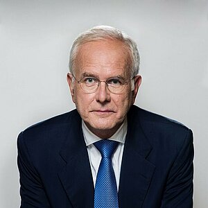 Harald Schmidt ist Schauspieler, Kabarettist, Kolumnist, Entertainer und Journalist.